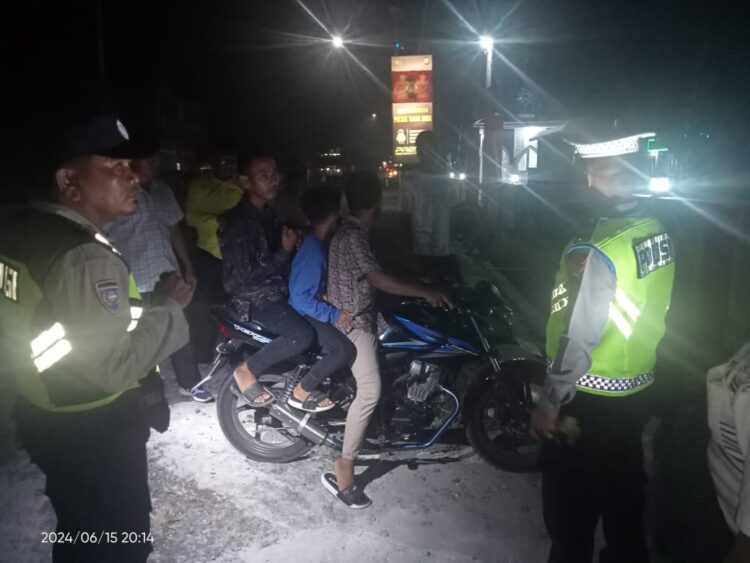 Keterangan Poto: Polsek Tanah Jawa mengadakan patroli dan razia kepolisian
