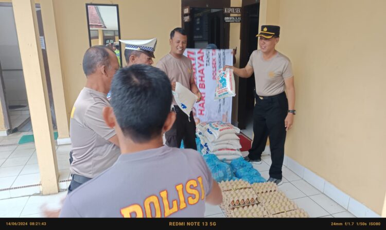 Kapolsekta Tanah Jawa Kompol Asmon Bufitra, S.H., M.H., bersama Personil saat bersiap siap mendistribusikan kepada masyarakat berupa beras 5 kg, gula, bubuk teh, telur, minyak makan, dan mie instan.