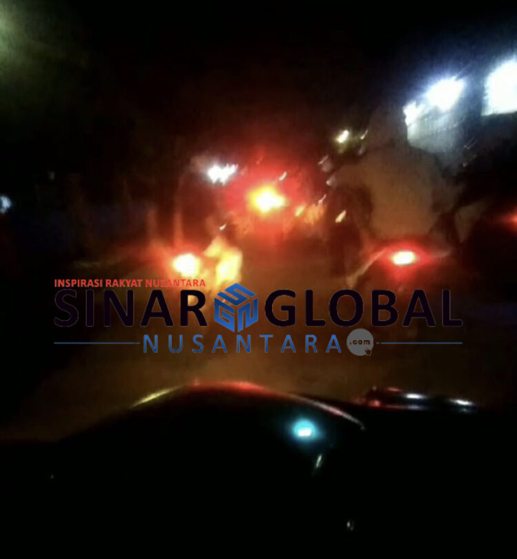 Keterangan Foto:Saat warga meminta para Geng motor agar membubarkan diri dan menggiring lewat Pajak Malvinas pada Minggu(09/07/2024) dini hari .