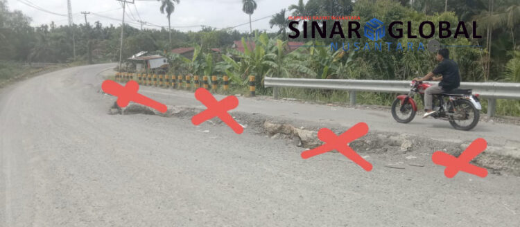 Jalan Lintas penghubung Kabupaten Indragiri Hilir Dengan Indragiri Hulu yang saat ini mengalami kerusakan parah, tepatnya di Kuala Sei Akar, Desa Sencalang, Kecamatan Keritang, Kabupaten Indragiri Hilir,Riau.