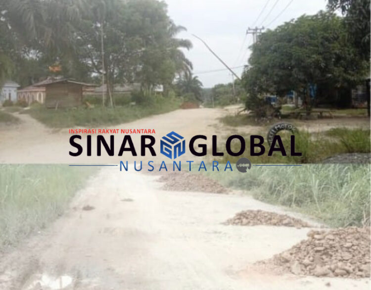 Keterangan foto 
Warga perbaiki sendiri jalan rusak tepatnya di Jalan Haji Ismail, Dusun Jun Kayu Kawan, Desa Sungai Akar,Kecamatan Batang Gansal, Kabupaten Indragiri Hulu, Riau.