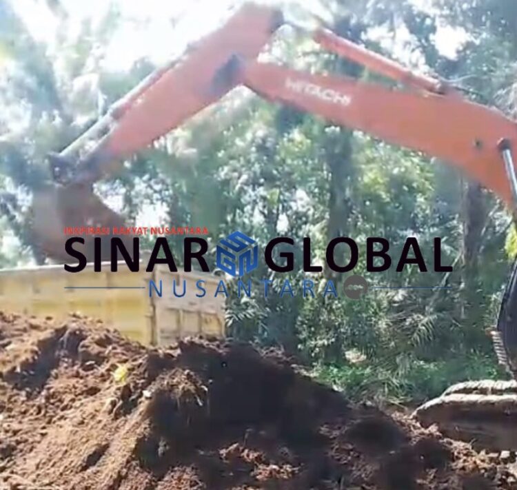 Penggerukan tanah menggunakan excavator,Aktivitas Galian C diduga ilegal di Huta lll, Nagori Teluk Lapian,Kecamatan Ujung Padang, Kabupaten Simalungun