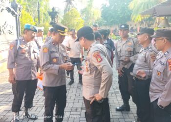 Kapolsek Benoa Melakukan Pengecekan HP Anggotanya