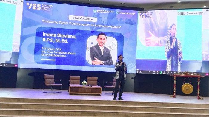 Pejabat Pengembang Teknologi Pembelajaran Direktorat Jenderal Guru dan Tenaga Kependidikan Kemendikbudristek, Irfana Steviano memberikan materi dalam Yogyakarta Education Summit (YES) 2024 UNU Yogyakarta, Minggu (23/06/2024).