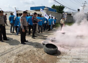 Polsek Serbalawan Amankan Aksi Unjuk Rasa Serikat Buruh di Depo PT Indomarko Prismatama Berakhir Kondusif Setelah Mediasi