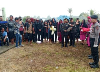 Wakapolres Simalungun Pimpin Upacara Pemakaman Tradisi Kepolisian Untuk Alm. AIPTU Joneston Sidauruk
