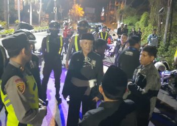 Polisi Bubarkan Kerumunan PSHT di Jalan By Pass Ngurah Rai Suwung
