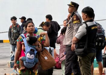 Polsek Benoa Berikan Pelayanan Kepada Penumpang Kapal