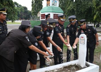 Peringati hari Pengayoman Ke-79, Lapas Kelas IIA Pematangsiantar Laksanakan Ziarah dan Tabur Bunga Makam Pahlawan