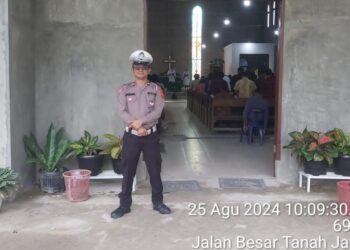 Polsek Tanah Jawa Amankan Ibadah Minggu di Gereja HKBP Resort Hataran Jawa dengan Tertib
