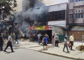 4 Pintu Ruko Terbakar di kota Perawang,11 Unit Damkar Diterjunkan,Kermat Belum Bisa Diperhitungkan