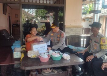 Wujud Kepedulian Tanpa Henti oleh Kapolsek Kawasan Pelabuhan Gilimanuk Terhadap Lansia dan Tuna Wicara yang Sakit di Lingkungan Samiana Gilimanuk
