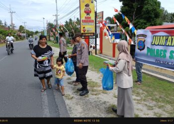“Jumat Berkah”Polsek Tanah Jawa Sentuh Pengguna Jalan Raya Bagikan Nasi Kotak dan Sosialisasi Keselamatan Berlalu Lintas