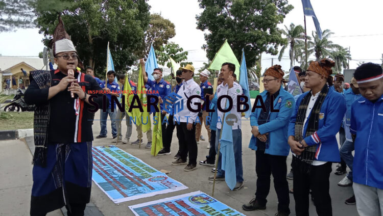 Ketua DPD KNPI Simalungun Bung Juni P Saragih SE,saat menyampaikan tuntutan aksi unjuk rasa di KEK Sei Mangkei Rabu(31/07/2024)
