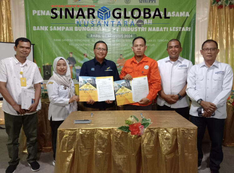 Keterangan Foto: Penandatanganan sekaligus serah terima MoU antara PT.Industri Nabati Lestari dengan Bank Sampah disaksikan oleh pengurus HIPPI Simalungun dan Pemerintah Kabupaten Simalungun