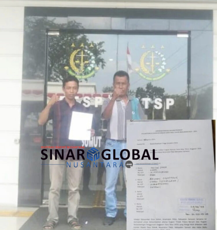 Keterangan Foto: Perwakilan Masyarakat Sideak saat menjatuhkan laporan dugaan  koorporasi korupsi Dana Desa yang dilakukan Buntu Situmorang bersama Keluarganya, di Kejatisu pada  Jumat (02/08/2024)