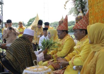 Pasangan Mukhlis – Razuardi Di Peusijuk Oleh Sejumlah Ulama Besar