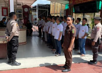 Sat Samapta Polres Pematangsiantar Kawal Tahanan  PN Pematangsiantar Mulai Dari Sidang Hingga Kembali Ke Rutan