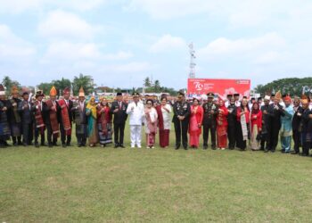 Dibikin Romantis Kapolres Didampingi Ketua Bhayangkari Simalungun Ikuti Upacara HUT RI Ke 79