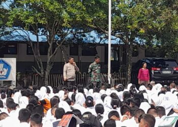 Cegah Kenakalan Remaja, Babinsa bersama Bhabinkamtibmas berikan penyuluhan dan himbauan ke sekolah SMAN 1 Nagori Sitalasari
