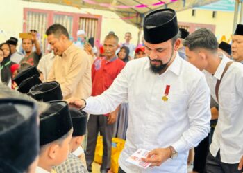 Hadiri Maulid di Gampong Baro Julok, Yel-yel ‘Garang’ Bergema saat Paslon Azan Santuni Anak Yatim