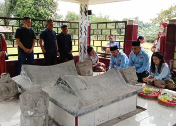 Hormat Pada Leluhur, Pasangan Anton-Benny Jiarahi Makam Raja Tanah Jawa,Benfri Sinaga Bersama Bonauli Rajagukguk Apresiasi