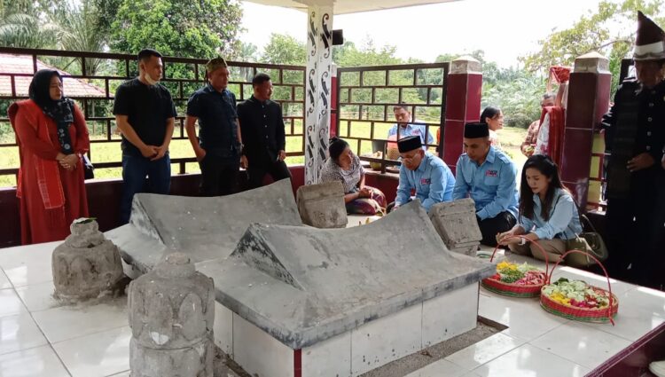 Keterangan foto: Pasangannya Calon Bupati dan Wakil Bupati Simalungun Anton-Banny saat berjiarah di makan Tuan Djintan Sinaga sebagai Raja Tanah Jawa ke 2 dengan niat meminta restu pada leluhur