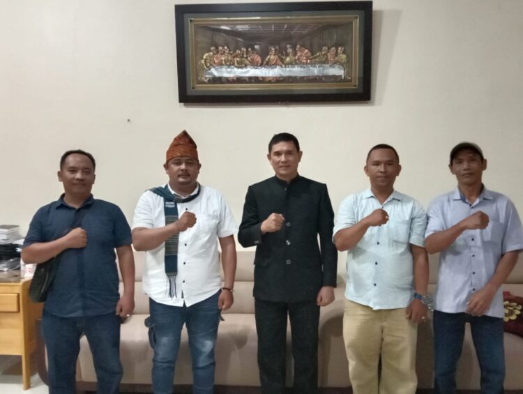 Posisi ditengah,Anggota DPRD Kabupaten Simalungun Johanes Sipayung foto bersama dengan perwakilan Jurnalis Dapil 5 Simalungun,Rabu(25/09/2024)