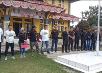 Ketua DPC  Pelalawan Berikan SK Riswanto Kepada Ketua PAC GRIB Jaya Kecamatan Ukui