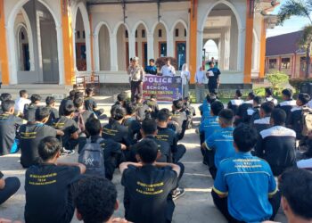 Gelar “Police Goes To School”, Sat Lantas Polres Simalungun Edukasi Siswa SMK UISU Keselamatan Berlalu Lintas