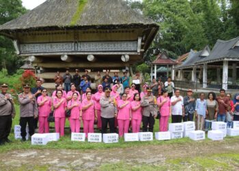 Giat Sosial Bhayangkari Simalungun Dilokasi Rumah Bolon Raja Purba Berikan Bantuan Sembako Pada Warga