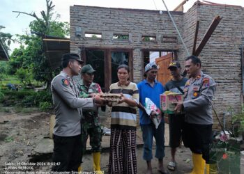 Kapolsek Raya Kahean Turun Langsung Bantu Korban Angin Puting Beliung, Himbau Warga Waspada Musim Hujan