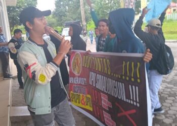 “Tabur Bunga di KPU Simalungun”Aliansi APANI Jiwa Demokrasi Gelar Aksi Tuntut Transparansi dan Netralitas Penyelenggara