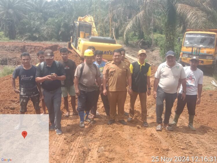 Keterangan Foto: Pangulu Nagori Riah Naposo.Lian Darman Sinaga ,foto bersama saat meninjau perbaikan jalan di Huta lll Sunge Lompong