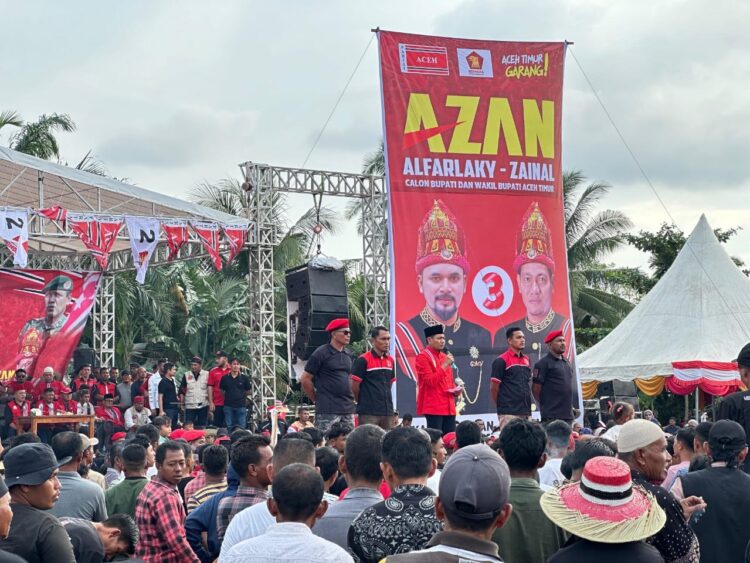 Teks foto: Calon Bupati Aceh Timur Iskandar  Alfarlaky saat menyampaikan orasi di Kampanye Akbar, di Lapangan Gampong Meunasah Tunong, Kecamatan Pante Bidari, Aceh Timur, Selasa (19/11/2024).