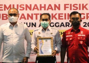 Imigrasi Ngurah Rai Gelar Pemusnahan Arsip Rutin Sekaligus Terima Penghargaan dari Biro Umum Sekretaris Jenderal Kemenkumham RI