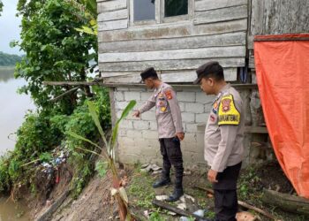 Personil Polsek Tanjung Raja Bergerak Cepat Tangani Longsor di Desa Serijabo