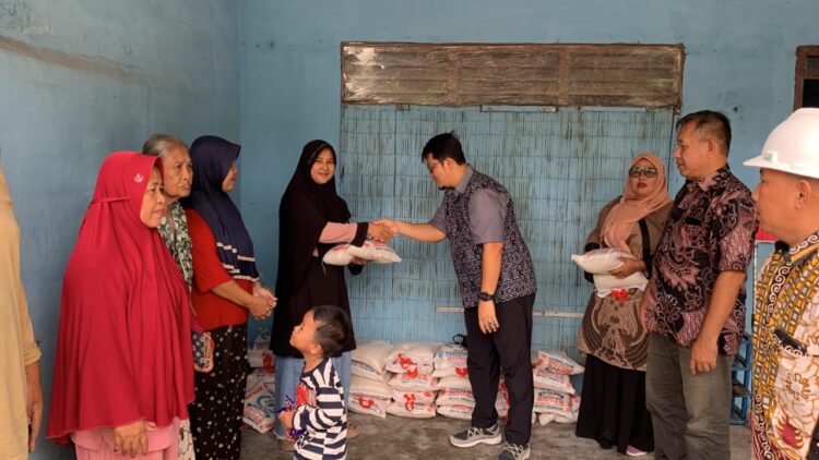 Manajer PTPN IV Regional I Kebun Sei Dadap Luly Ghozali Menyerahkan Bantuan Kepada Masyarakat Sekitar