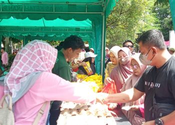 Gelar Gerakan Pangan Murah Istimewa di Depan Kantor Dinas Ketahanan