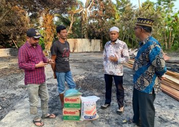 Anggota DPRK Aceh Timur Tgk Suryadi Serahkan Bantuan Untuk Korban Kebakaran di Pante Bidari