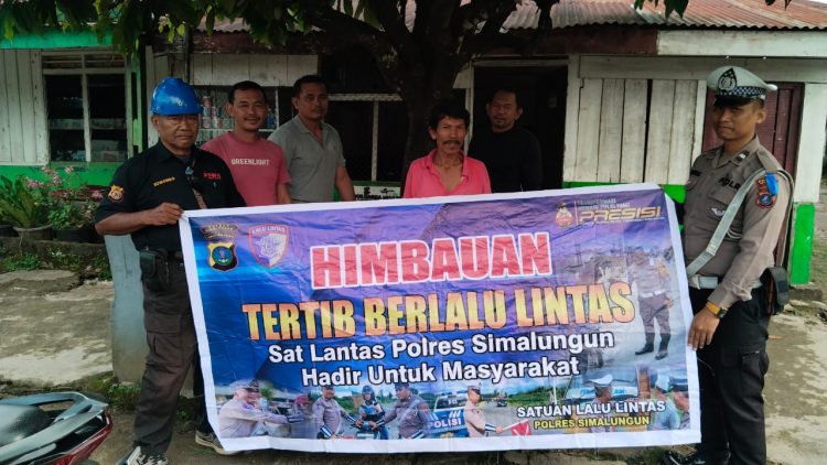 Personil Polres Simalungun mengajak masyarakat untuk tertib berlalulintas.