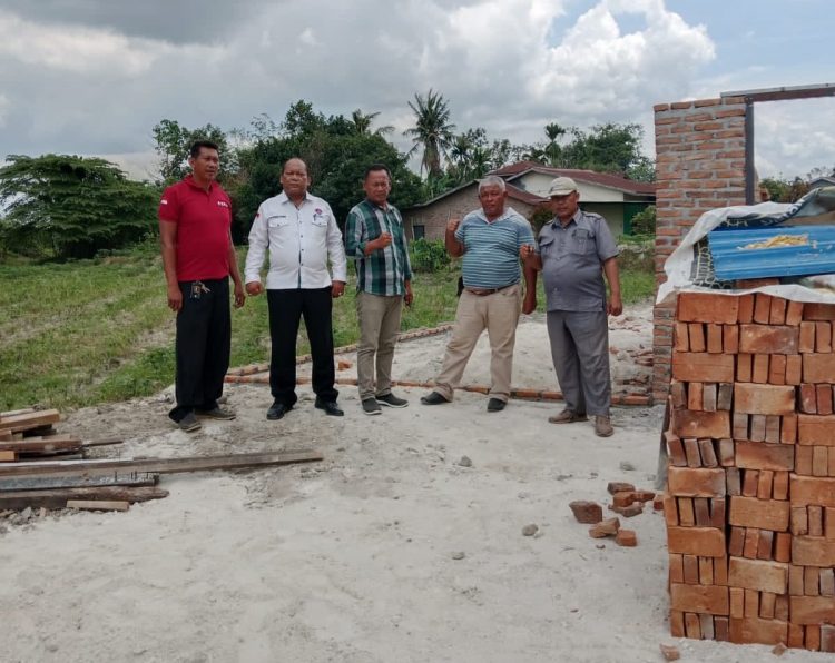 Pengurus Forwarspam foto bersama saat meninjau perkembangan pembangunan kantor sekretariat di Tikungan BT 8,Pagar Merbau,Selasa (25/02/2025)