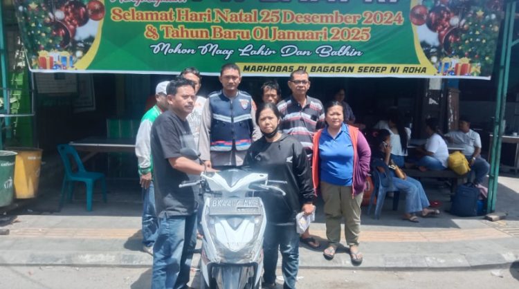 Foto :  Sudung Naibaho/Mandor loket bus PT sampri Samosir Pangururan /Samosir menyerahkan sepeda motor kepada Lidia Suartika Sitanggangkorban penggelapan yang dilakukan oleh supir bus PT .SAMPRI