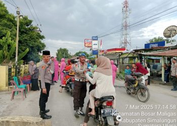 Tebarkan Kebahagiaan di Bulan Ramadhan,Kapolsek Bosar Maligas Iptu Sonni G Silalahi Berbagi Takjil di Depan Mako