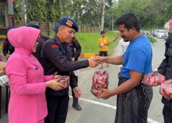 Kepedulian di Bulan Suci Ramadhan 1446 H Brimob Aceh Bagikan Takjil Kepada Pengguna Jalan