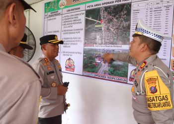 Kapolres Simalungun Yang Baru Cek Kesiapsiagaan Pos Pelayanan Pintu Tol Sinaksak Pada Operasi Ketupat Toba 2025