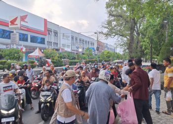 HUT Ke-51 PPNI Bireuen Bukber dan Berbagi Takjil di Depan Pendopo Bupati Bireuen