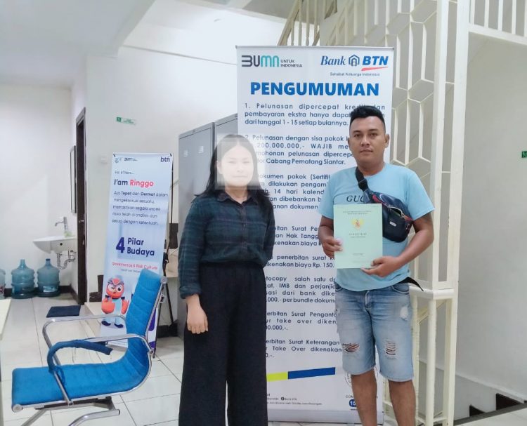 Keterangan foto: Manahan Pasaribu sebelah kanan saat melakukan akad perumahan dengan salah satu pegawai Developer  Perumahan Subsidi Mutiara Marihat Residence.