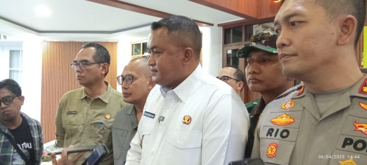 Keterangan Foto: Bupati Bogor Rudy Susmanto didampingi Kapores Bogor AKBP Rio Wahyu Anggoro S.H S.I.K  saat memberikan keterangan dihadapan para awak media.(dok Wartawan SGN)