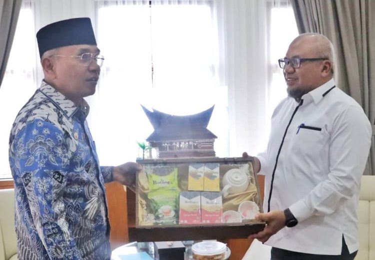 Pemberian cendramata kedua belah pihak  disela sela audensi PTPN IV Dengan Bupati Simalungun pada Jum'at (11/04/2025).